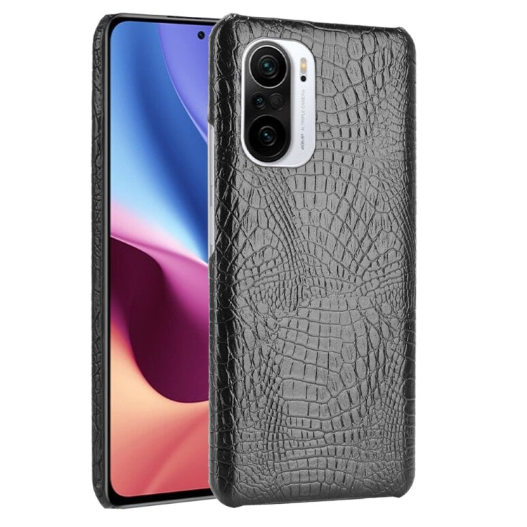 Shockproof smartphone case with black crocodile-texture finish and camera cutout