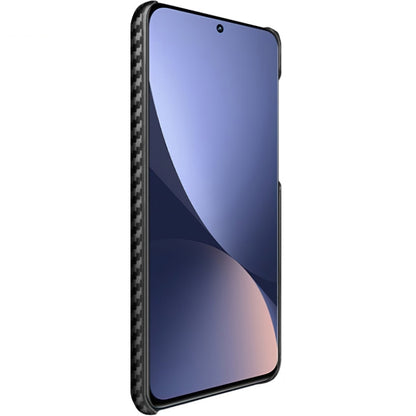 Smartphone in carbon fiber TPU case, black, slim fit with front screen visible